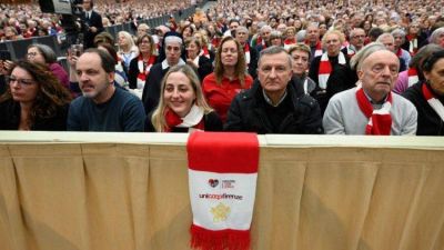 El Papa: Ayudar a los necesitados es m�s que filantrop�a, es dar dignidad