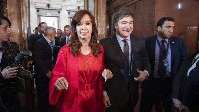 Cristina Kirchner se mantiene en silencio pero impulsa profundizar la oposición a las leyes de Milei