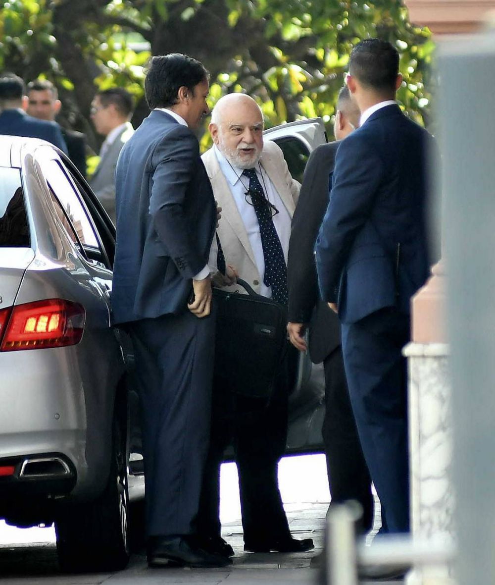 El equipo judicial de Milei defini� su estrategia para rescatar al DNU de los 46 amparos