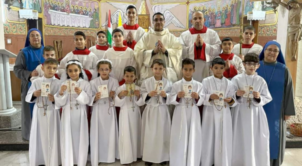 Nios reciben la primera comunin en la nica parroquia de Gaza