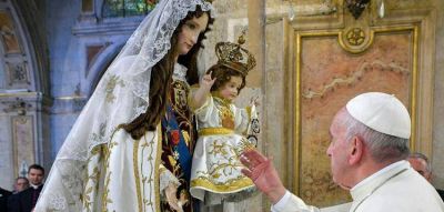 'Rezar con la Virgen Mar�a es hermoso', asegur� el Papa