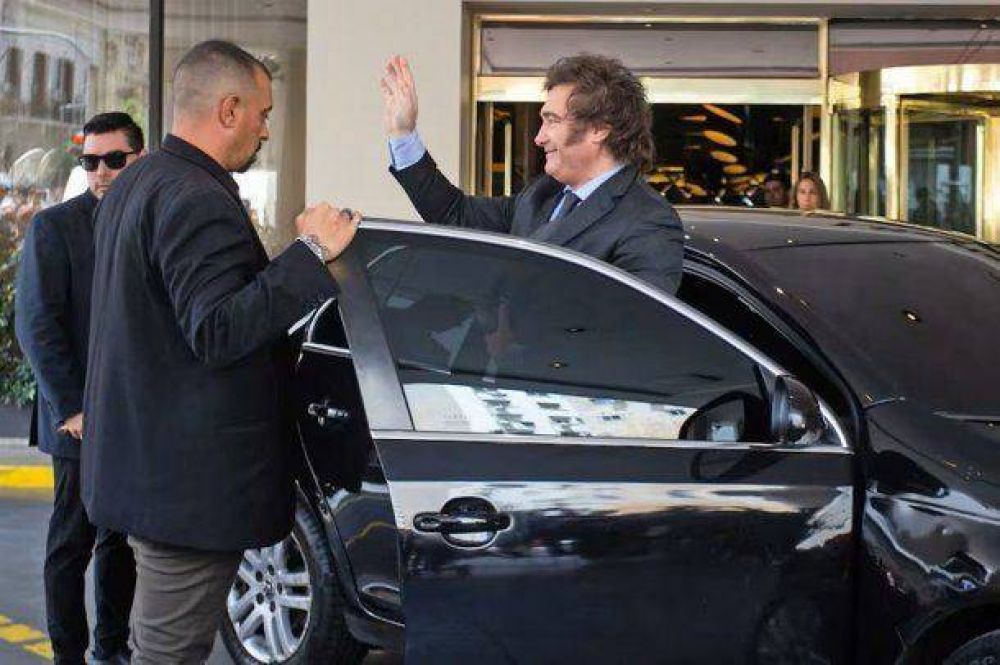 El gobernador de Chubut y el presidente de la UCR en Diputados cruzaron a Javier Milei