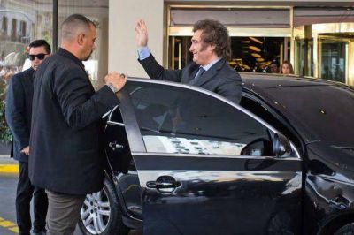 El gobernador de Chubut y el presidente de la UCR en Diputados cruzaron a Javier Milei