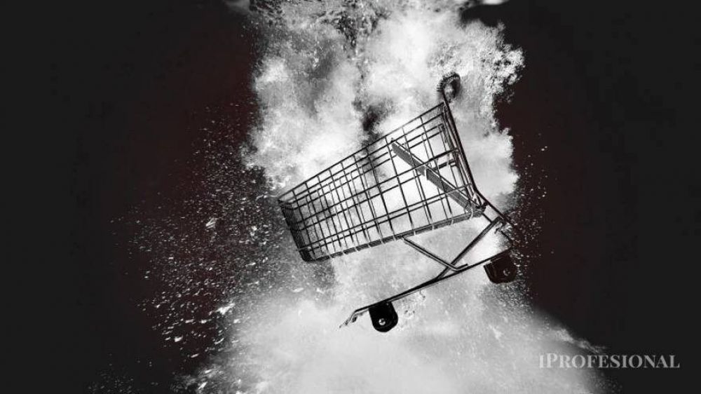 Luces amarillas en el Gobierno: los supermercados sufren un derrumbe de ventas rcord