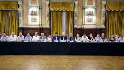 Los intendentes peronistas impulsan el paro de la CGT y La Cmpora convoca a la movilizacin al Congreso