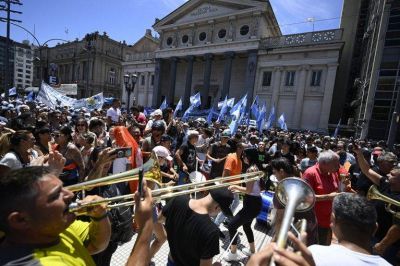 Las centrales sindicales aspiran a canalizar la bronca con el plan de Milei