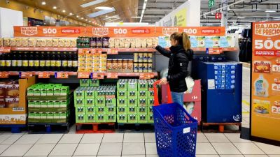 Carrefour aviva la guerra de los precios: rebaja 500 productos tras sacar de sus lineales a Pepsi, Lay's y 7up