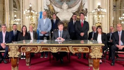 La Justicia rechaz� dos amparos para declarar inconstitucional todo el DNU de Javier Milei