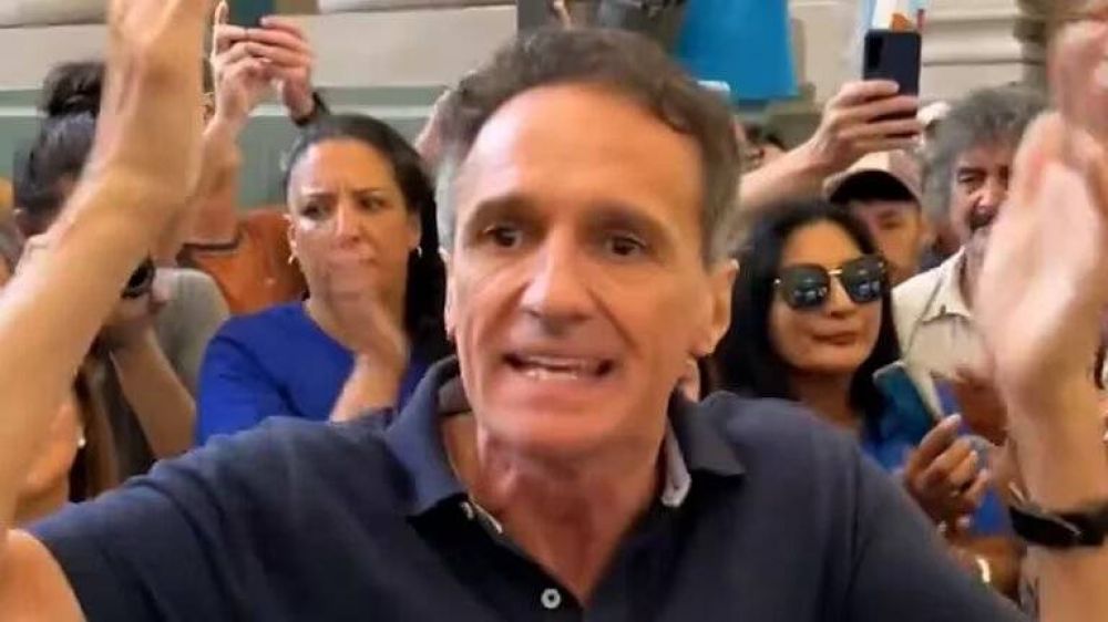 Gabriel Katopodis se sum� al paro en tren y cant� con pasajeros y militantes