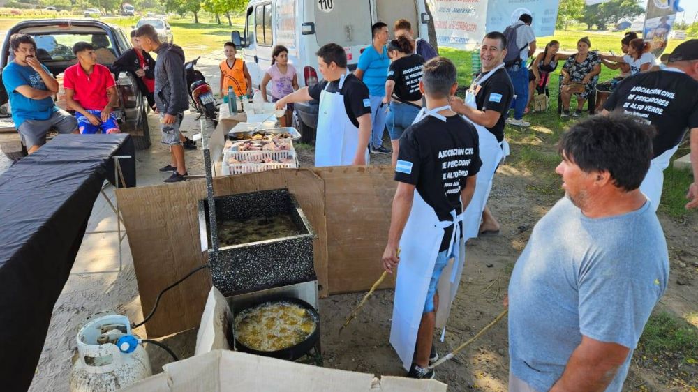 Con olla popular de pescado frito, los pescadores de Santa Fe adhieren al paro de la CGT y reclaman por lo poco que les pagan los frigor�ficos
