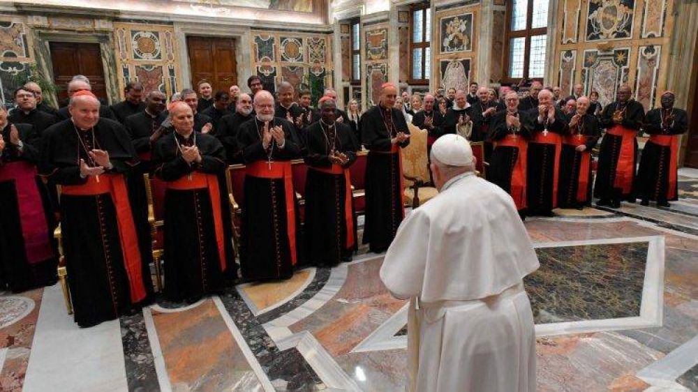 El Papa recuerda que se bendice a las personas, no la unión