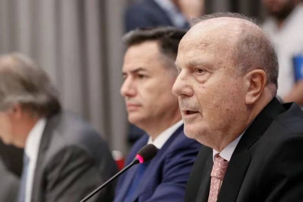 Javier Milei ech� al ministro de Infraestructura, Guillermo Ferraro