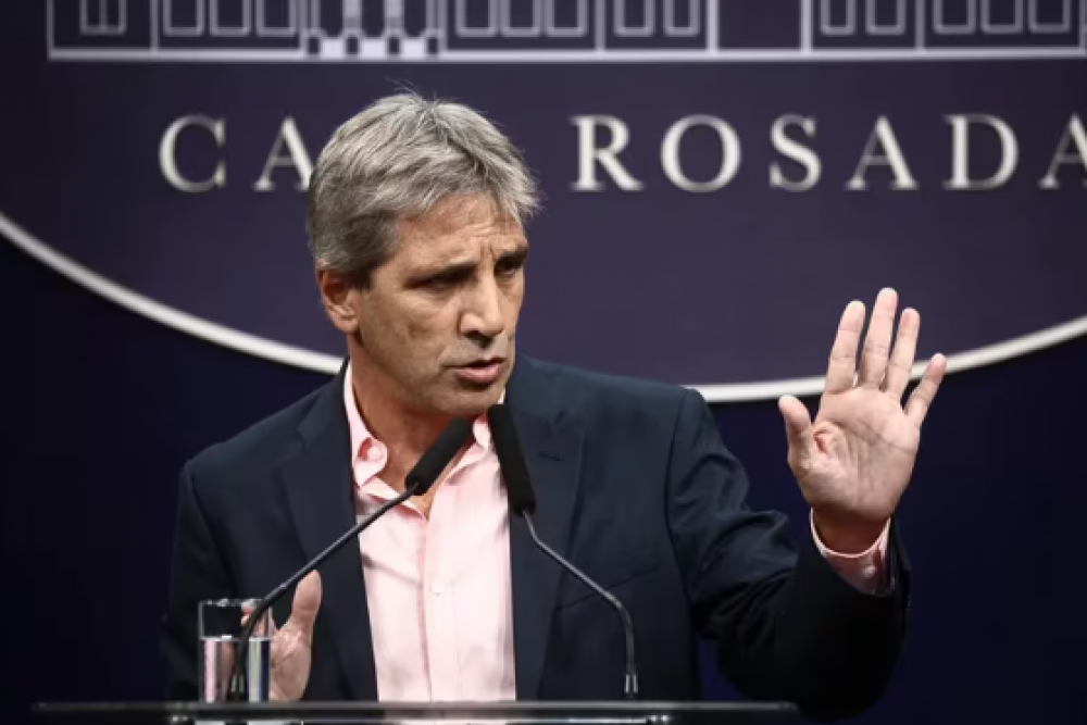 Caputo insiste en que el ajuste fiscal no corre riesgos, pero el mercado ahora teme por las reformas de Milei