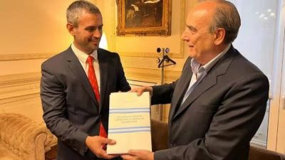 El oficialismo eval�a posponer la sesi�n de la Ley �mnibus para el mi�rcoles: negociaciones fren�ticas con los bloques dialoguistas