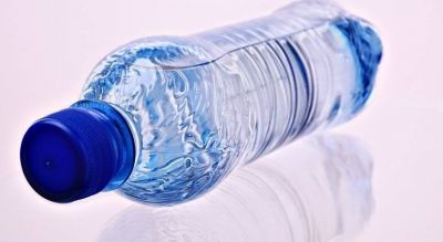 Una investigación revela irregularidades en la producción de agua embotellada en Francia