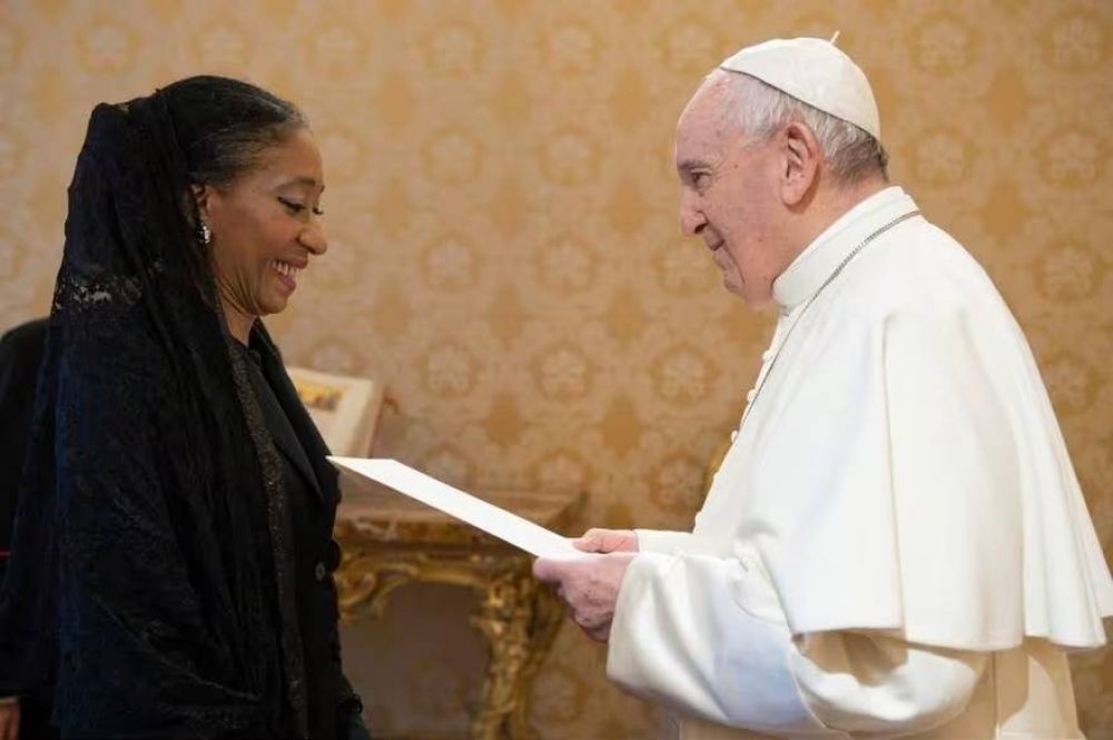 Antes de recibir a Javier Milei, el papa Francisco se despidió de la embajadora argentina ante el Vaticano