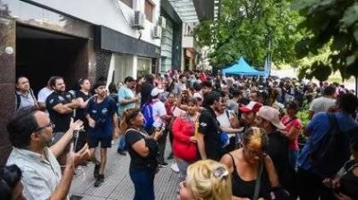 En la previa de un nuevo debate de la Ley �mnibus, el Gobierno advirti�: �Si cortan la calle o tiran piedras, la Polic�a va a actuar�