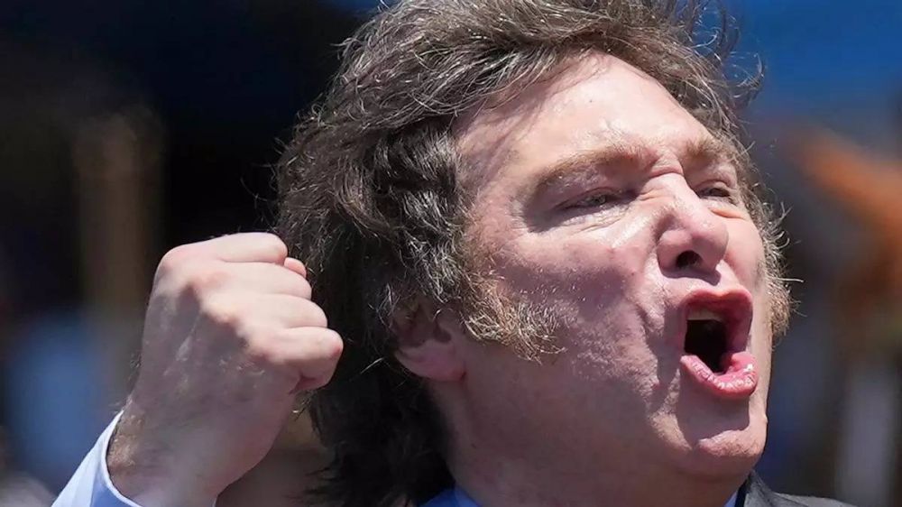 El Gobierno culp� a los gobernadores por la marcha atr�s de la ley �mnibus y habl� de �traici�n�