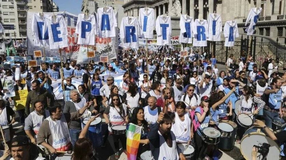 Gremios docentes presiona al gobierno para que convoque de manera urgente a la paritaria nacional