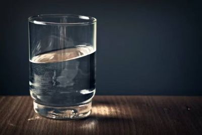 Agua mineral: las diferencias entre agua natural, gasificada y mineralizada