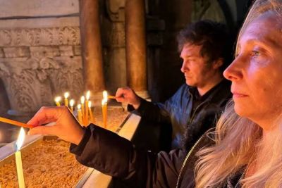 Antes de su reunin con el papa Francisco, Milei visit la Iglesia del Santo Sepulcro y prendi velas