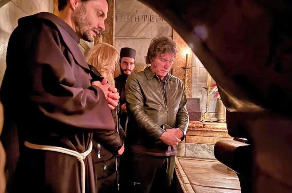 Antes de ver al Papa, Milei visitó el Santo Sepulcro y encendió velas