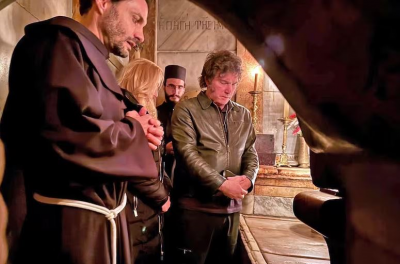 Antes de ver al Papa, Milei visit el Santo Sepulcro y encendi velas