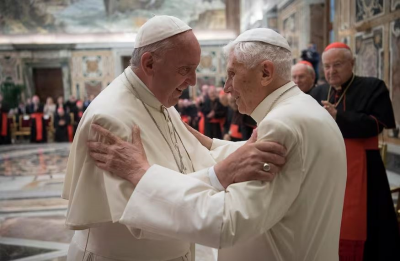 Bergoglio rompe su silencio sobre Ratzinger en un nuevo libro