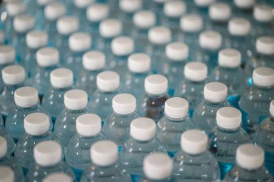 Unos investigadores analizaron 280 muestras de agua embotellada. Solo una de las marcas estaba libre de microplsticos