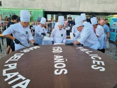 Pasteleros elaboraron alfajor gigante por el 150 aniversario de Mar del Plata