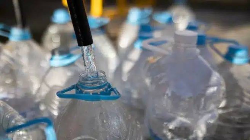 El agua embotellada escapa a las restricciones de la sequa: Cuando el agua no baja por el ro, baja por la carretera