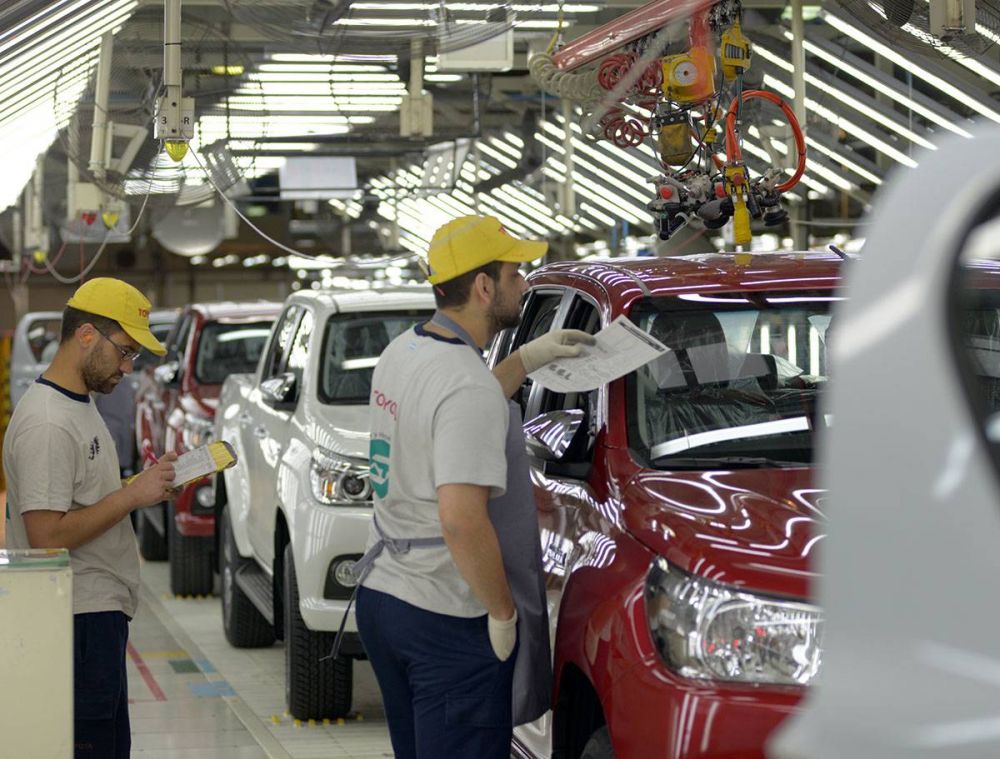 Por el freno de la industria automotriz Toyota recorta las horas extra, frena la efectivizacin de contratados y estima que le sobran 400 empleados
