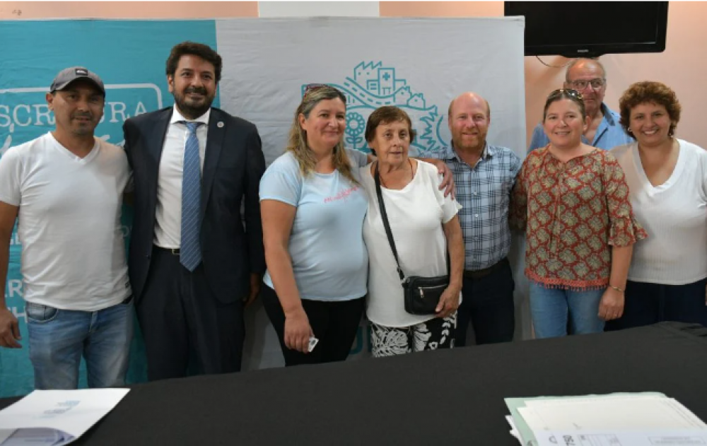 El ministro Mena y el intendente Wischnivetzky encabezaron la firma de 39 escrituras de viviendas de Mar Chiquita