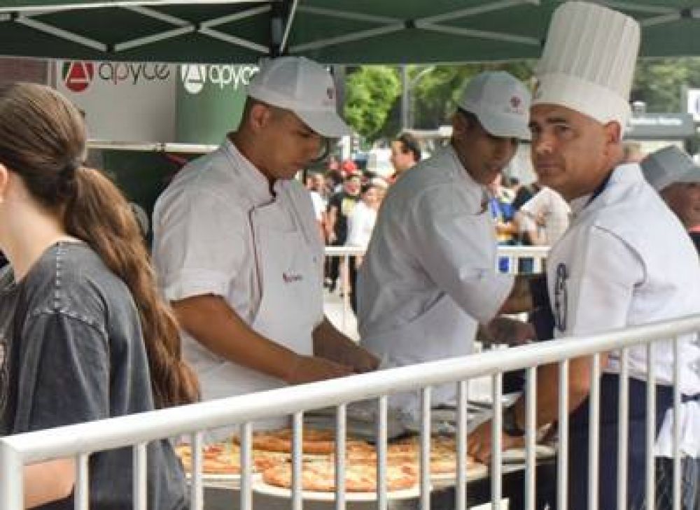 Accin solidaria en el Obelisco en el Da Internacional de la Pizza
