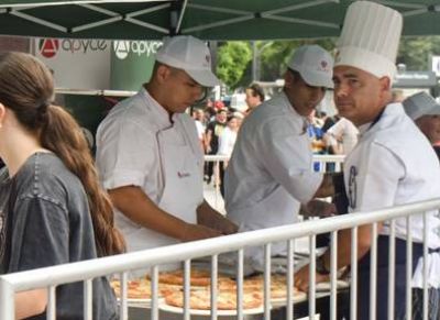 Acción solidaria en el Obelisco en el Día Internacional de la Pizza