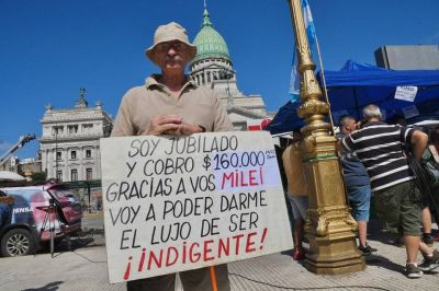 El apoyo al gobierno de Javier Milei en una franca caída libre