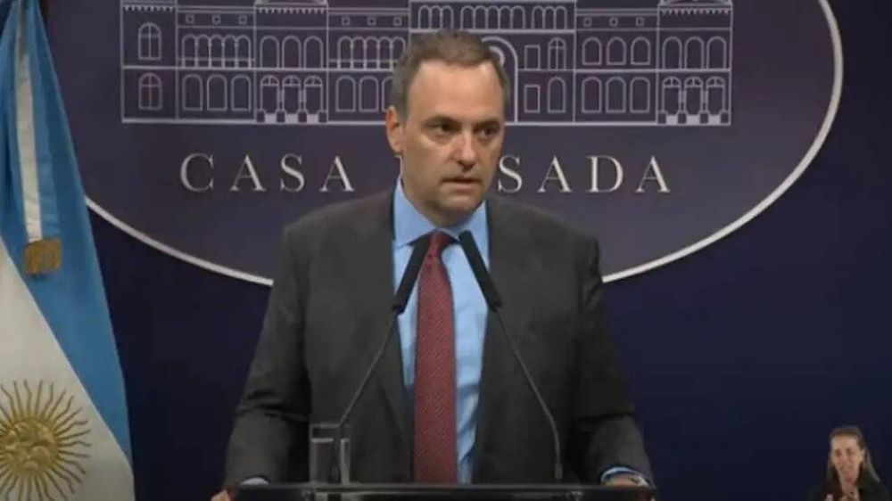 Manuel Adorni cuestion� a un periodista que le pregunt� sobre los posteos de Milei