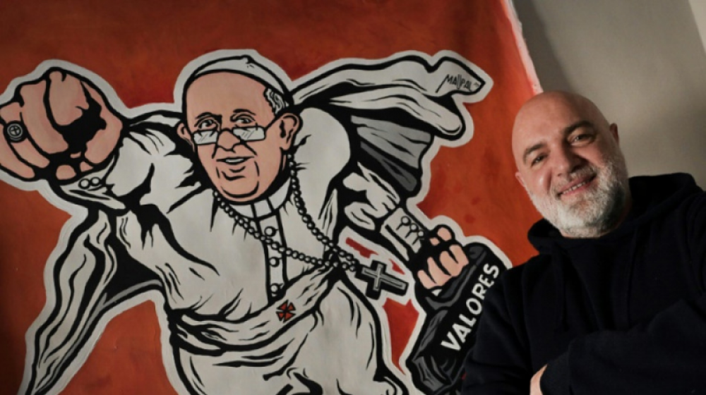 La carrera inesperada del autor del grafiti del Papa como superhroe