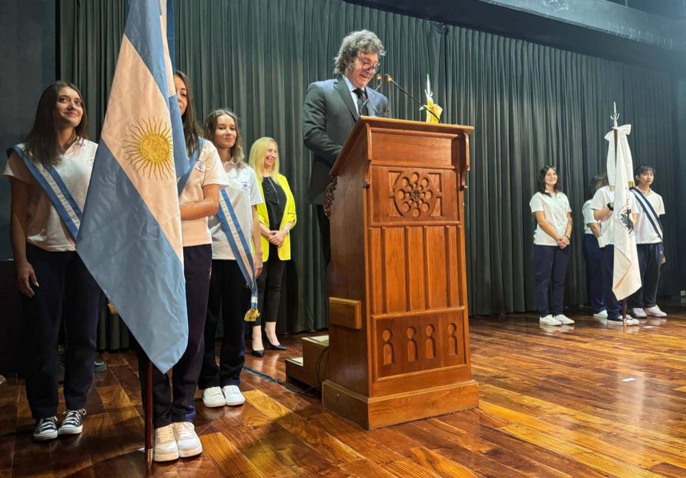 Durante un acto en la escuela de su infancia, el presidente Milei se jact� de haber echado a 50.000 empleados p�blicos y de dejar sin ayuda social a 200.000 personas