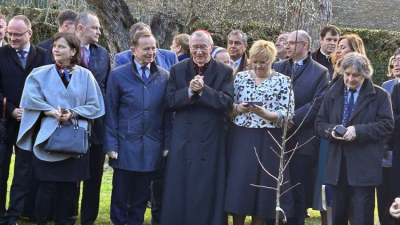Plantan rbol en jardines vaticanos en homenaje a la familia Ulma