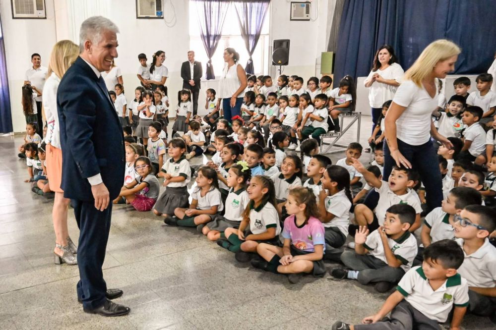 El Gobernador comparti la tarde en una escuela autogestionada