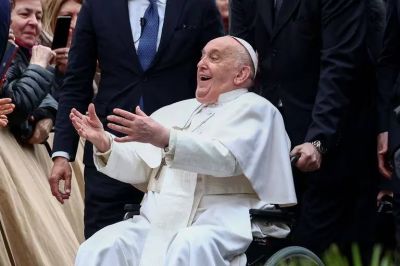 El papa Francisco mostr� signos de mejor�a al presidir una misa en una iglesia de Roma