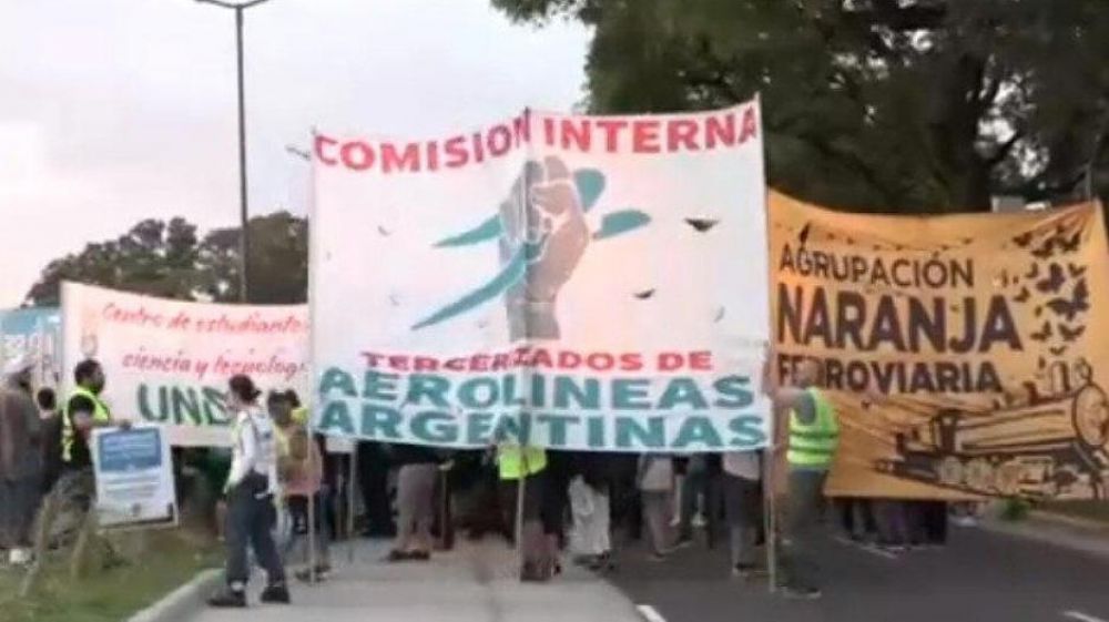Tercerizados despedidos de Aerolneas Argentinas cortaron la avenida Costanera