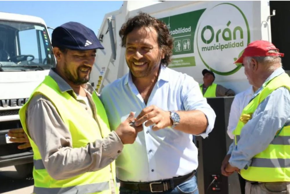 Orn: El gobernador entreg tres camiones recolectores de residuos con cajas compactadoras