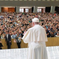 El Papa entra caminando y lee la catequesis de la audiencia general