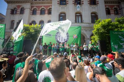 Aguiar cruz� a Milei: �Delito es gobernar en contra de la Constituci�n Nacional, a espaldas del Congreso y perjudicando al pueblo�