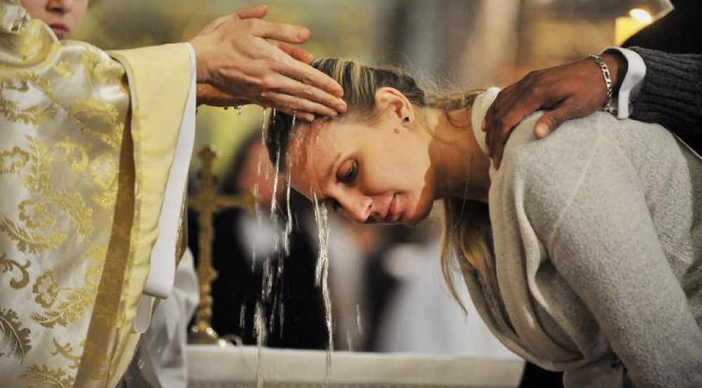 Rcord de bautismos en Francia, muchos de ellos por inmersin