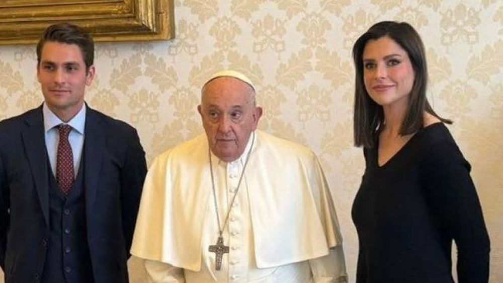 Activista contra alquiler de vientres le cuenta su historia al Papa