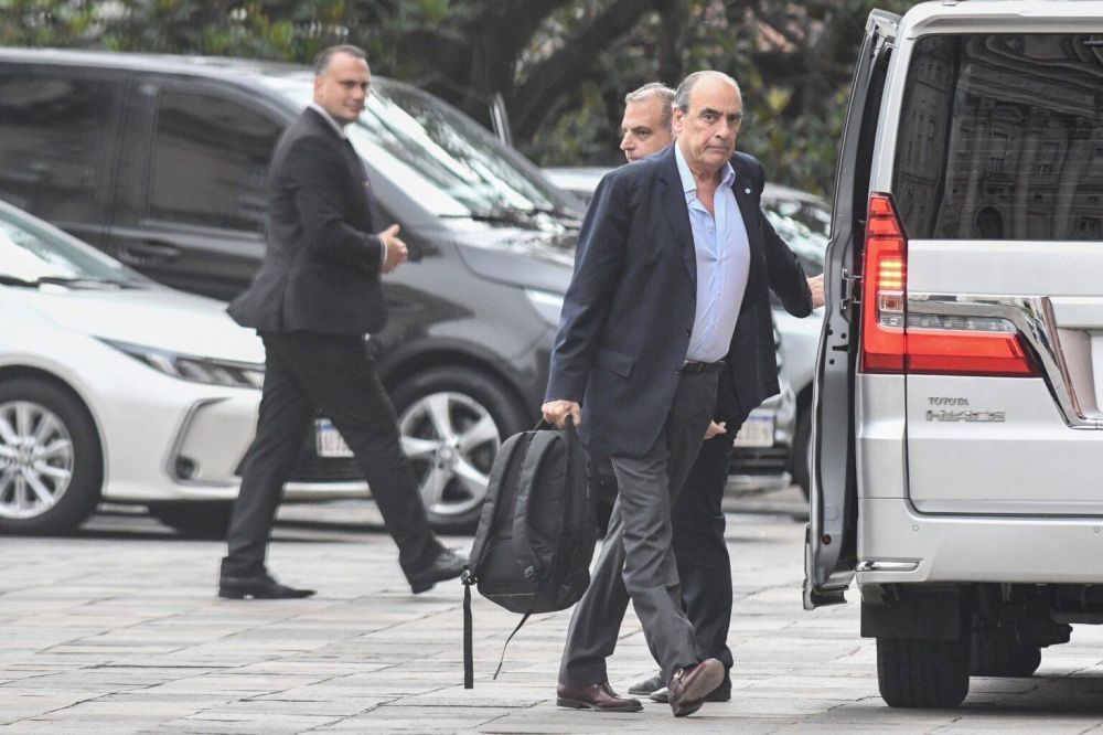 Con Menem y Francos como espadas, el Gobierno busca tender nuevos puentes con el gremialismo para negociar su reforma laboral sin los �comunistas�