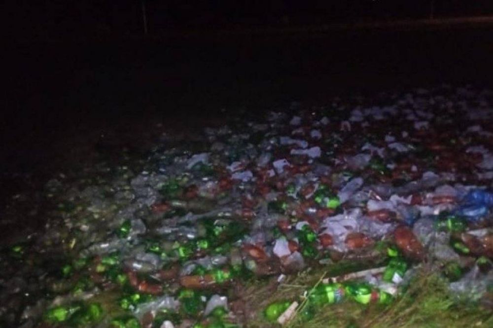 Botellas de conocida gaseosa quedaron esparcidas a la vera de la ruta tras el despiste de un camin